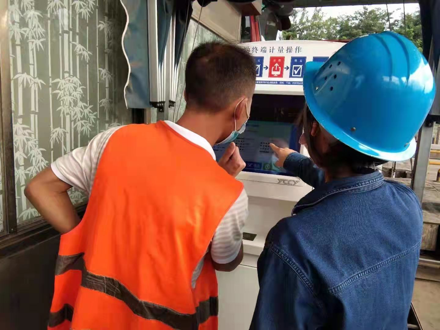 負重拼搏勇奮進，不忘初心得始終