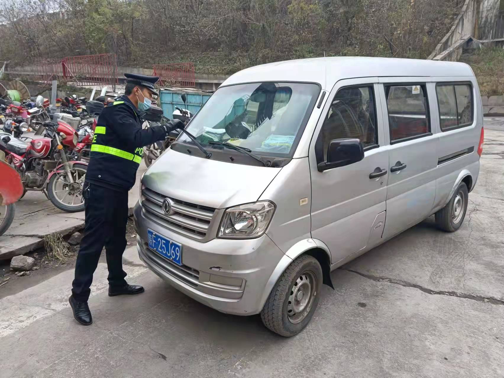 嚴(yán)管細(xì)查 以實(shí)際行動(dòng)織牢道路安全防線