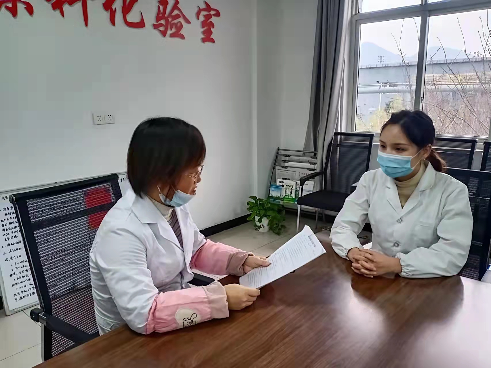 業(yè)精于勤，做數(shù)據(jù)保障的“守護者”——記漢鋼公司第十屆分析工“技術(shù)狀元”范艷瑩