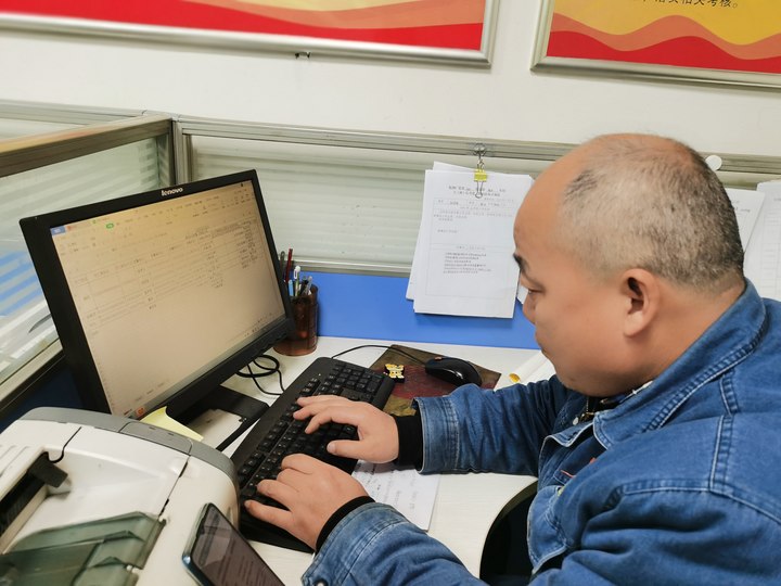 節(jié)日不停歇，堅守崗位不松懈