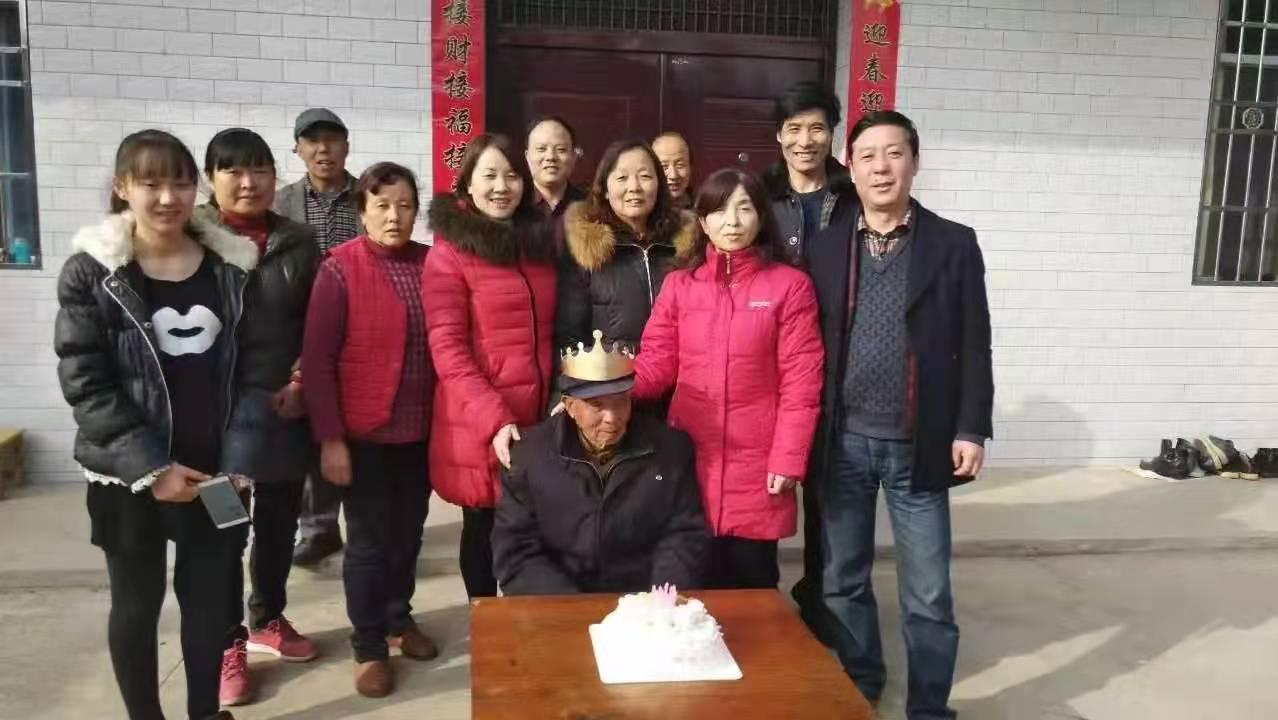 光影重疊，讓“團圓年”留在瞬間