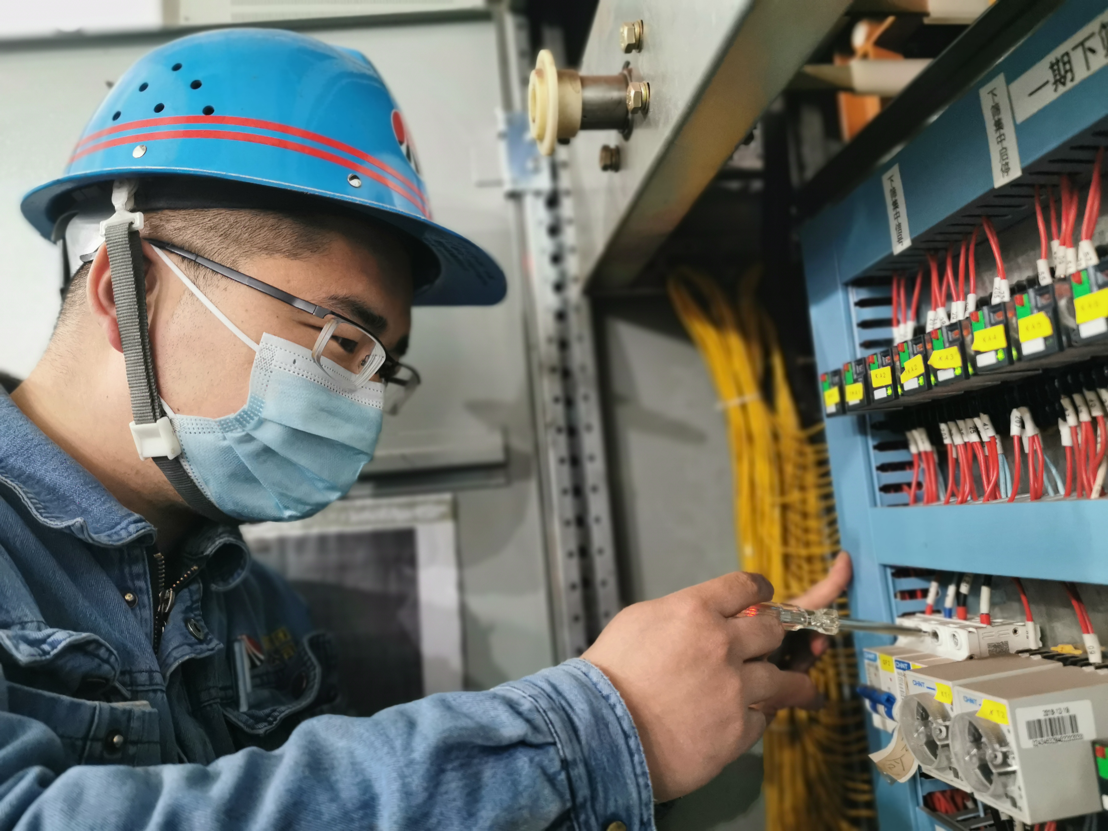 練就“十八般武藝”的維修電工張浩