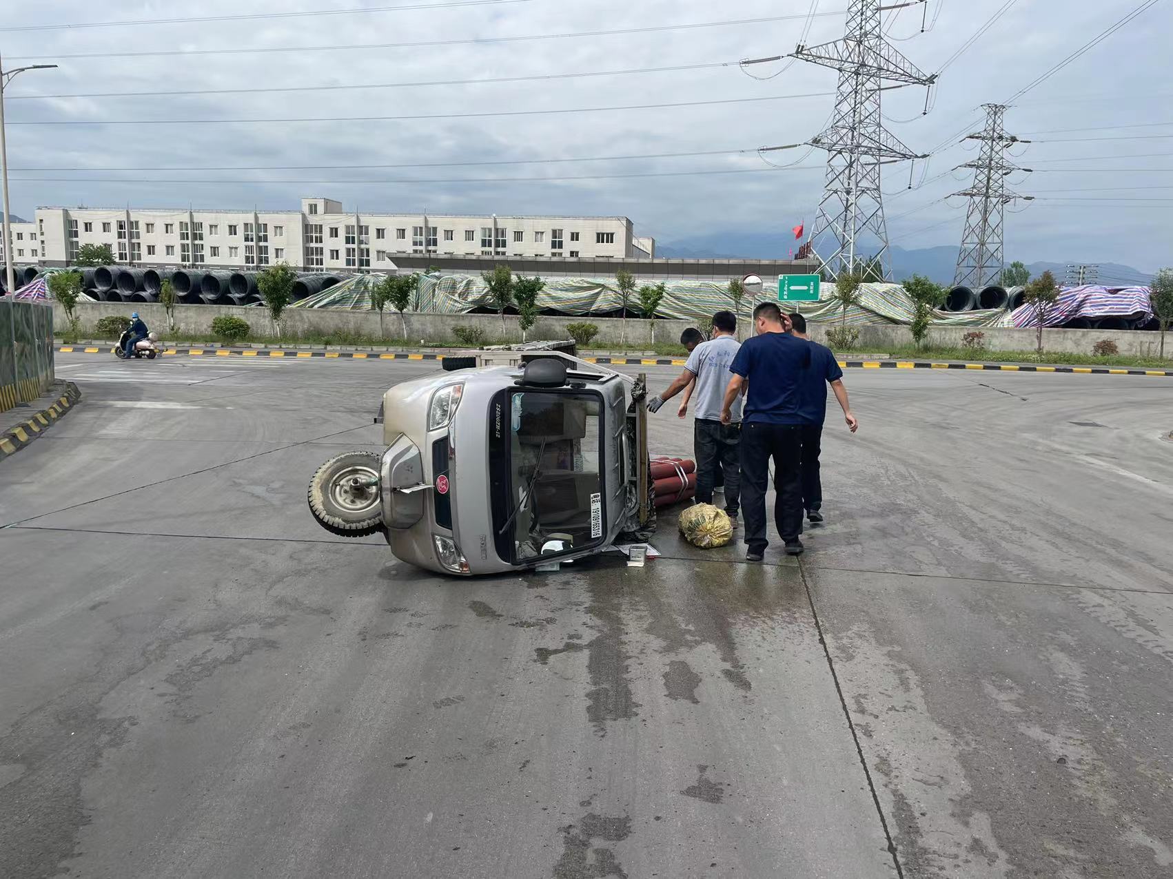 暖了！廠區(qū)一車輛側(cè)翻，公司專職消防隊(duì)巡查途中幫忙解困