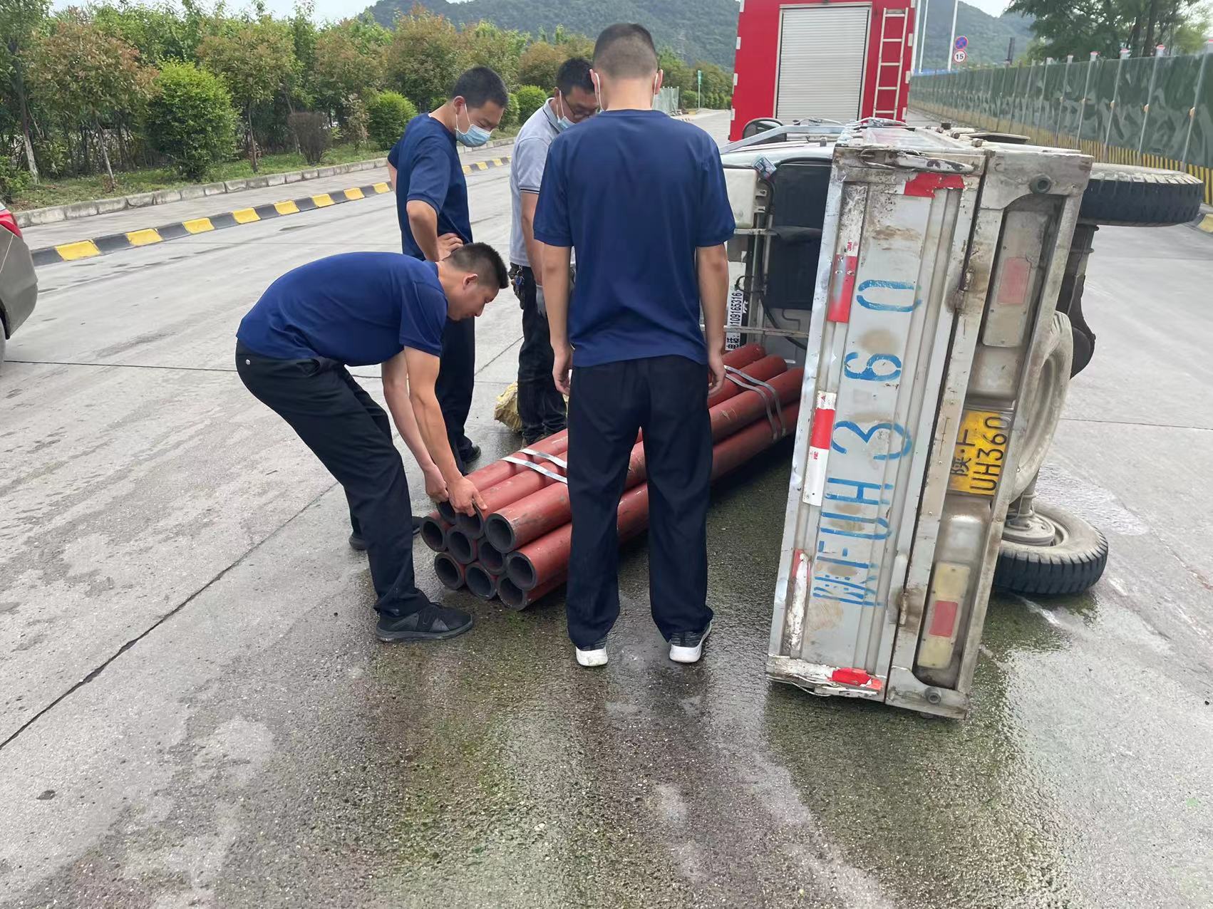 暖了！廠區(qū)一車輛側(cè)翻，公司專職消防隊(duì)巡查途中幫忙解困