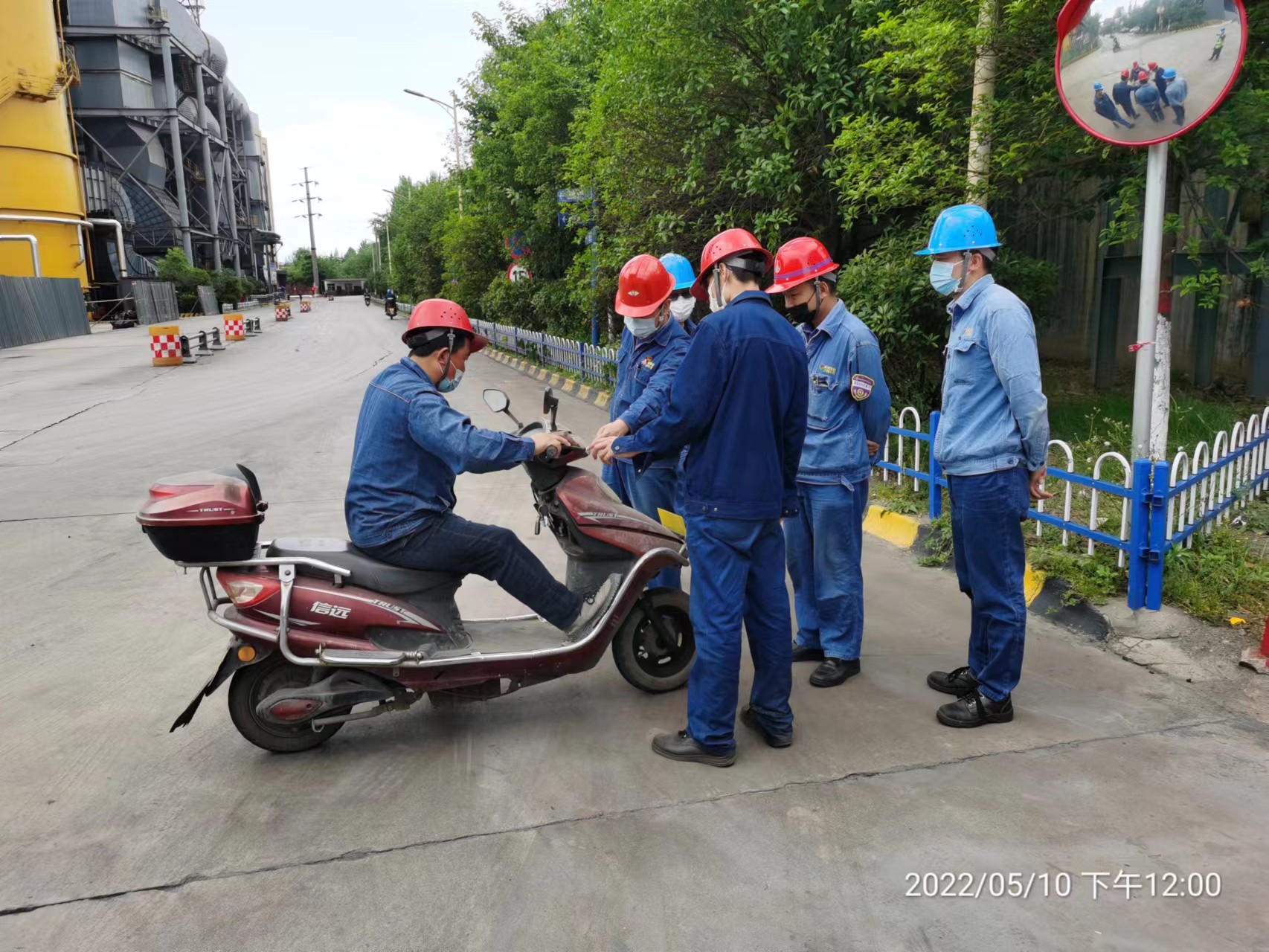 摩托車(chē)駕駛者，請(qǐng)你騎車(chē)悠著點(diǎn)