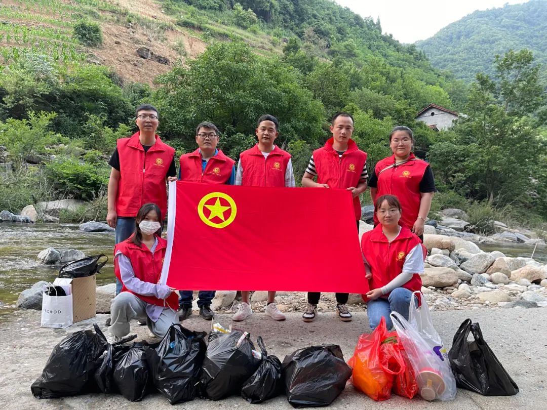 公司團委開展“‘青’潔長溝河 守護青山綠水 共建美麗家園”志愿者活動