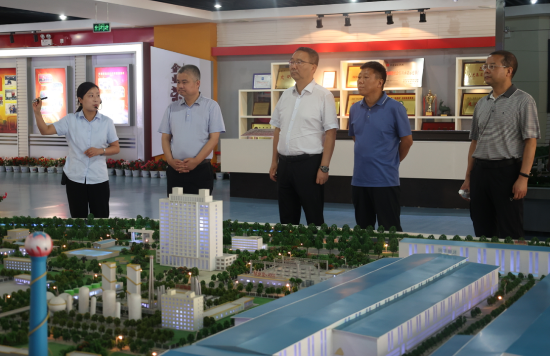 陜西開放大學(xué)校長(zhǎng)龍治剛一行到公司調(diào)研并巡視陜鋼集團(tuán)“勞模、先進(jìn)”專班期末考試