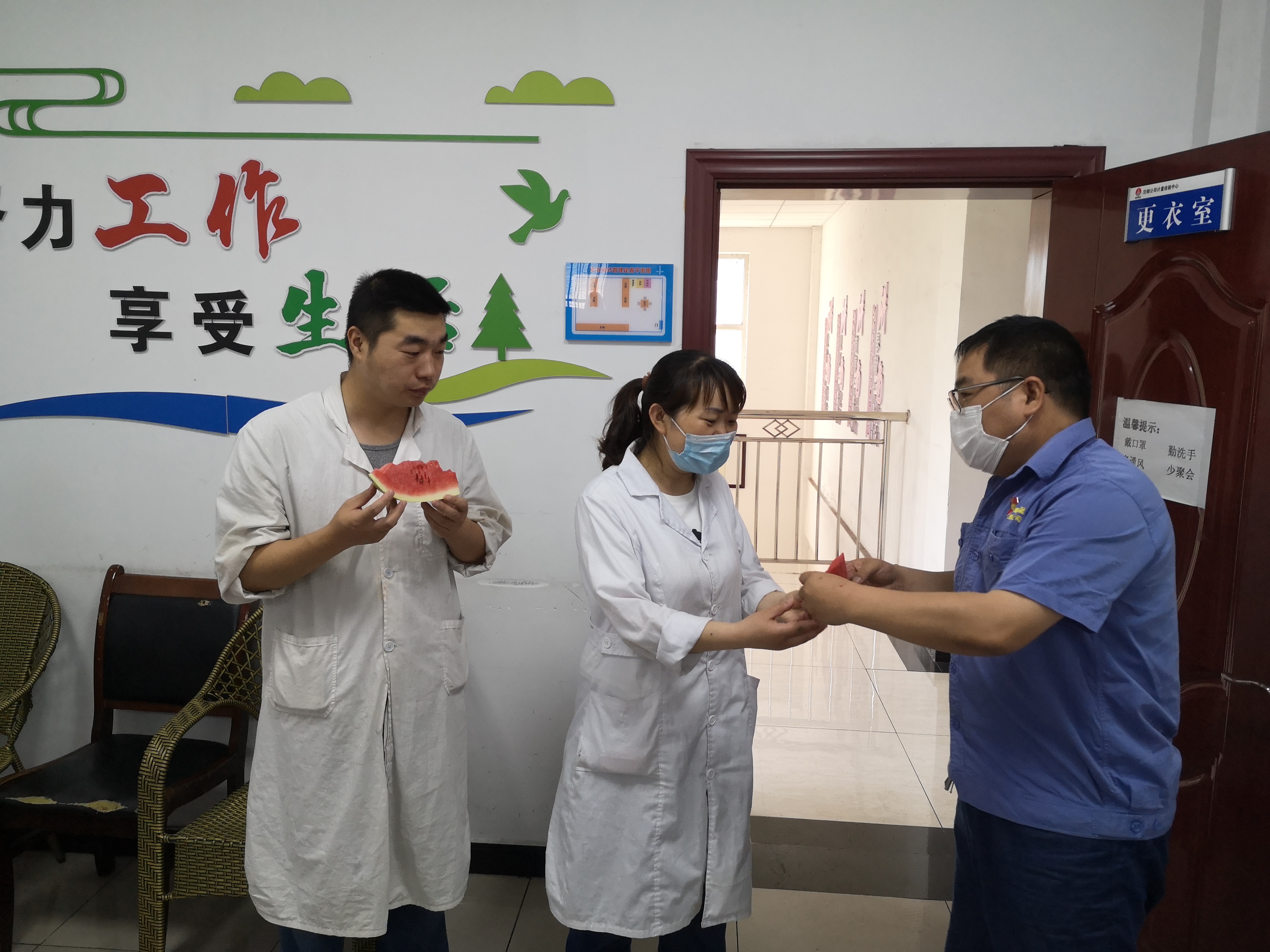 關(guān)愛員工辦實事，防暑降溫促生產(chǎn)
