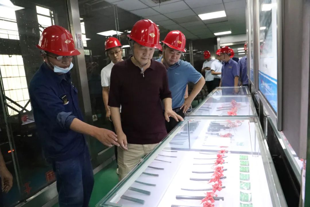 西安工業(yè)大學(xué)教授李建平一行到公司調(diào)研