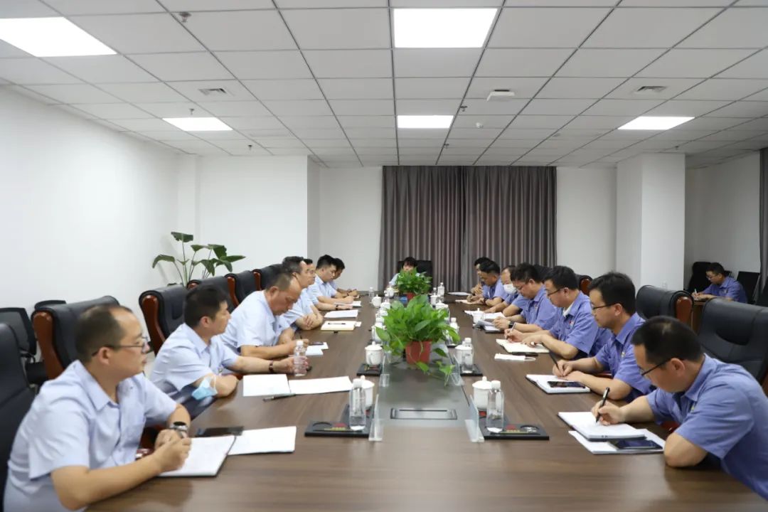 陜鋼集團(tuán)產(chǎn)業(yè)創(chuàng)新研究院黨委書記、董事長(zhǎng)劉光明一行到公司開展“送清涼”活動(dòng)并交流座談