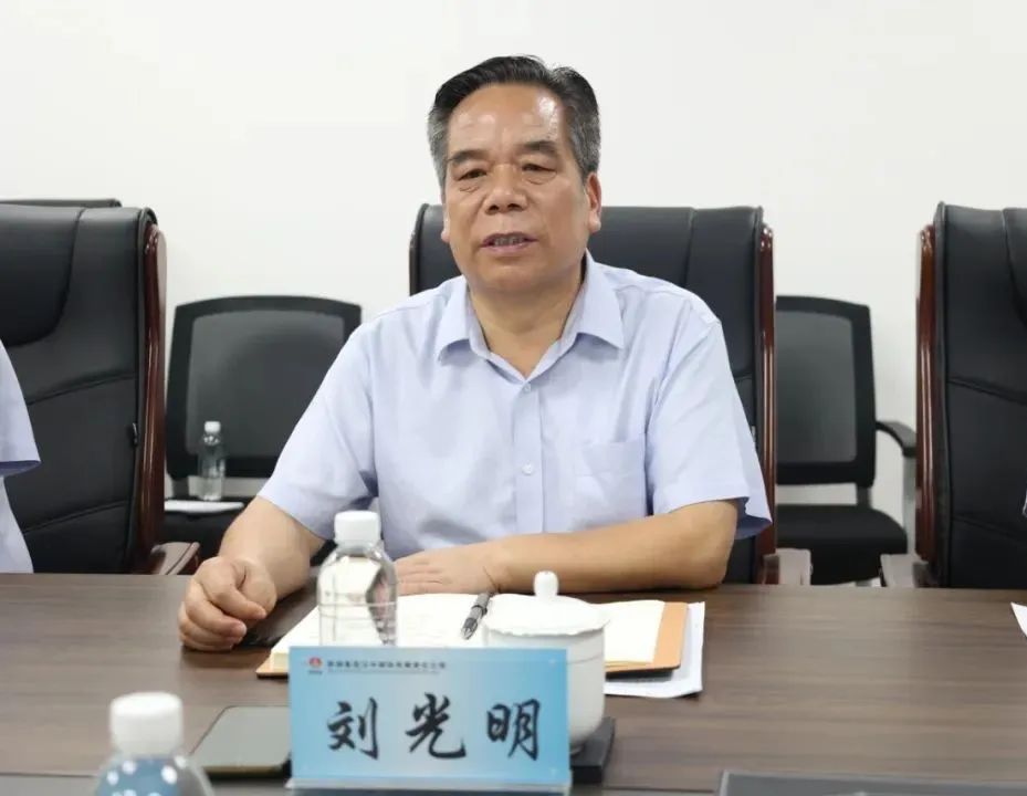 陜鋼集團(tuán)產(chǎn)業(yè)創(chuàng)新研究院黨委書記、董事長(zhǎng)劉光明一行到公司開展“送清涼”活動(dòng)并交流座談