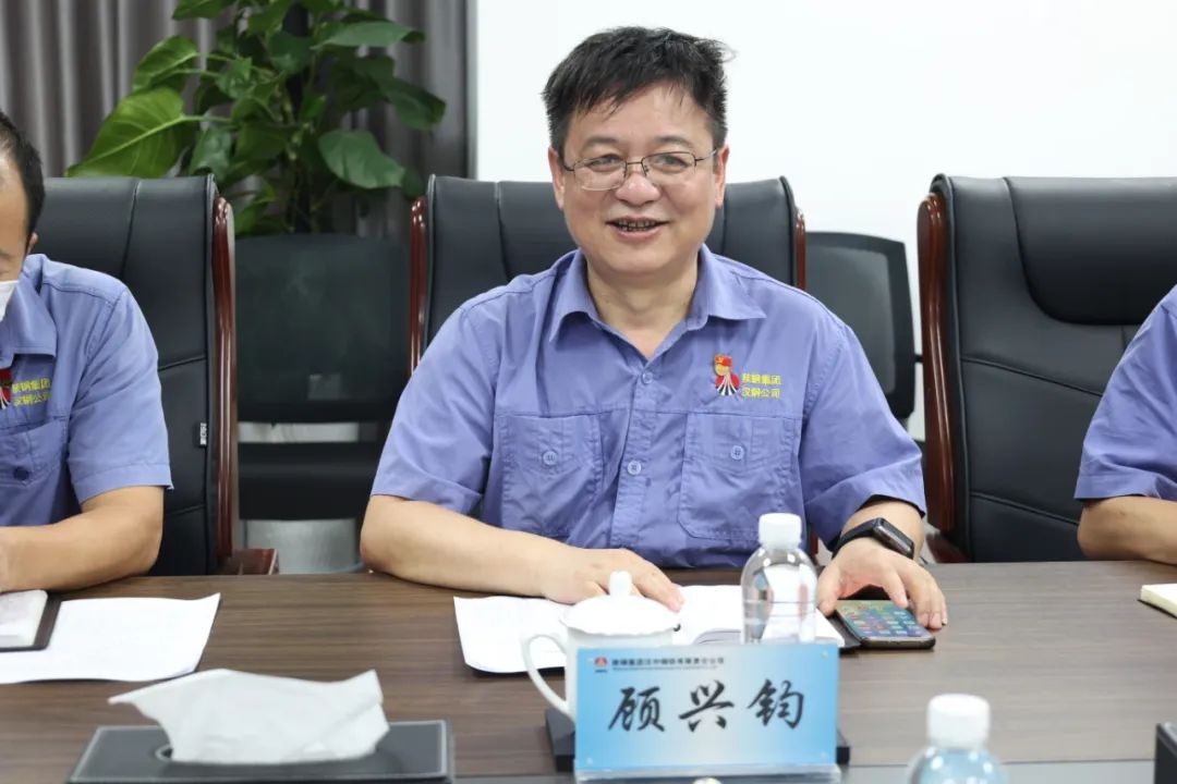 陜鋼集團(tuán)產(chǎn)業(yè)創(chuàng)新研究院黨委書記、董事長(zhǎng)劉光明一行到公司開展“送清涼”活動(dòng)并交流座談