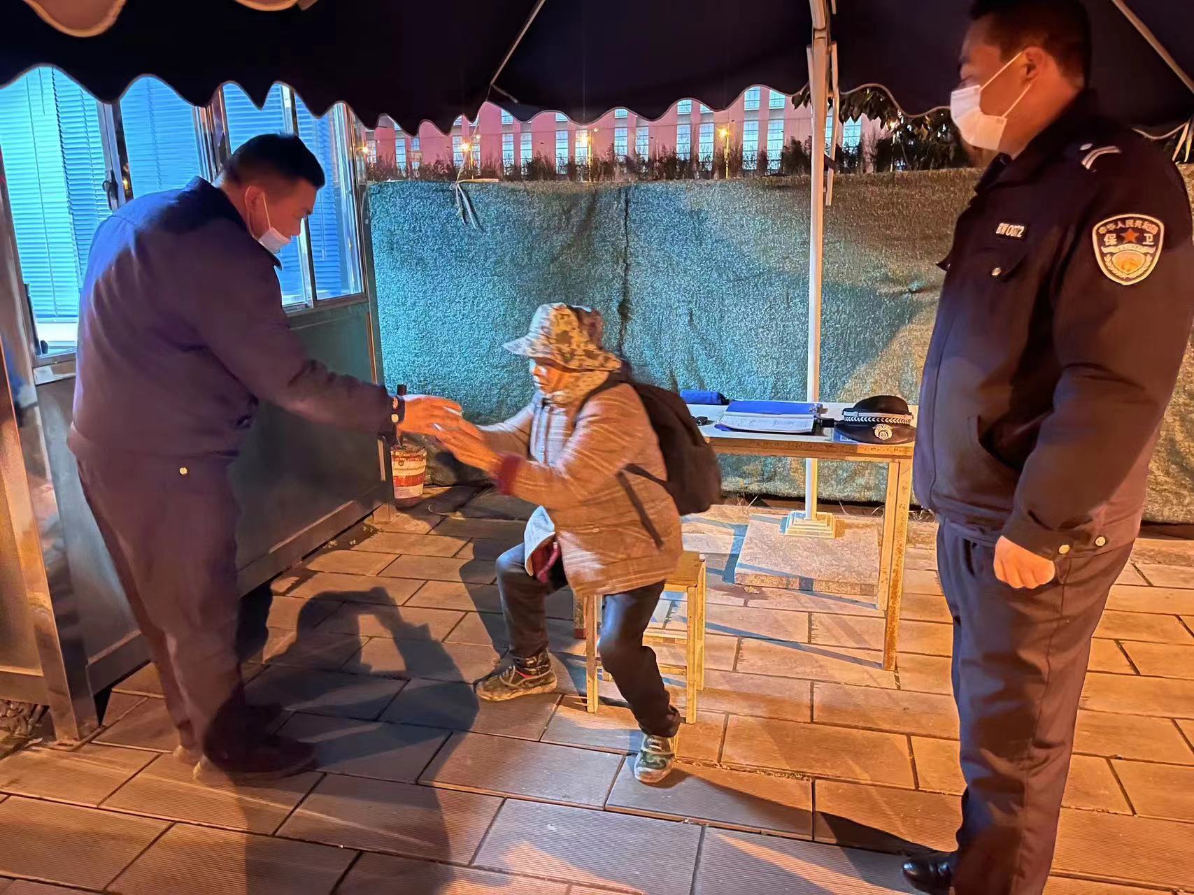 贊！寒夜暖心護(hù)送迷路老人歸家，他們以實(shí)際行動(dòng)踐行初心使命