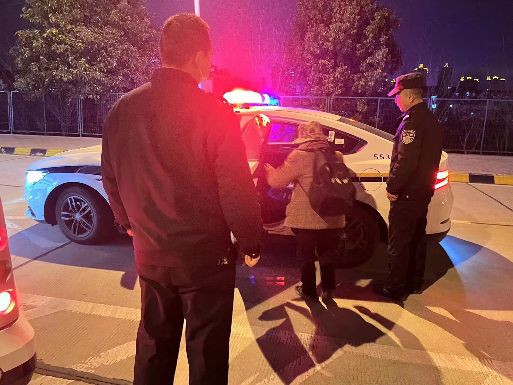 贊！寒夜暖心護(hù)送迷路老人歸家，他們以實(shí)際行動(dòng)踐行初心使命
