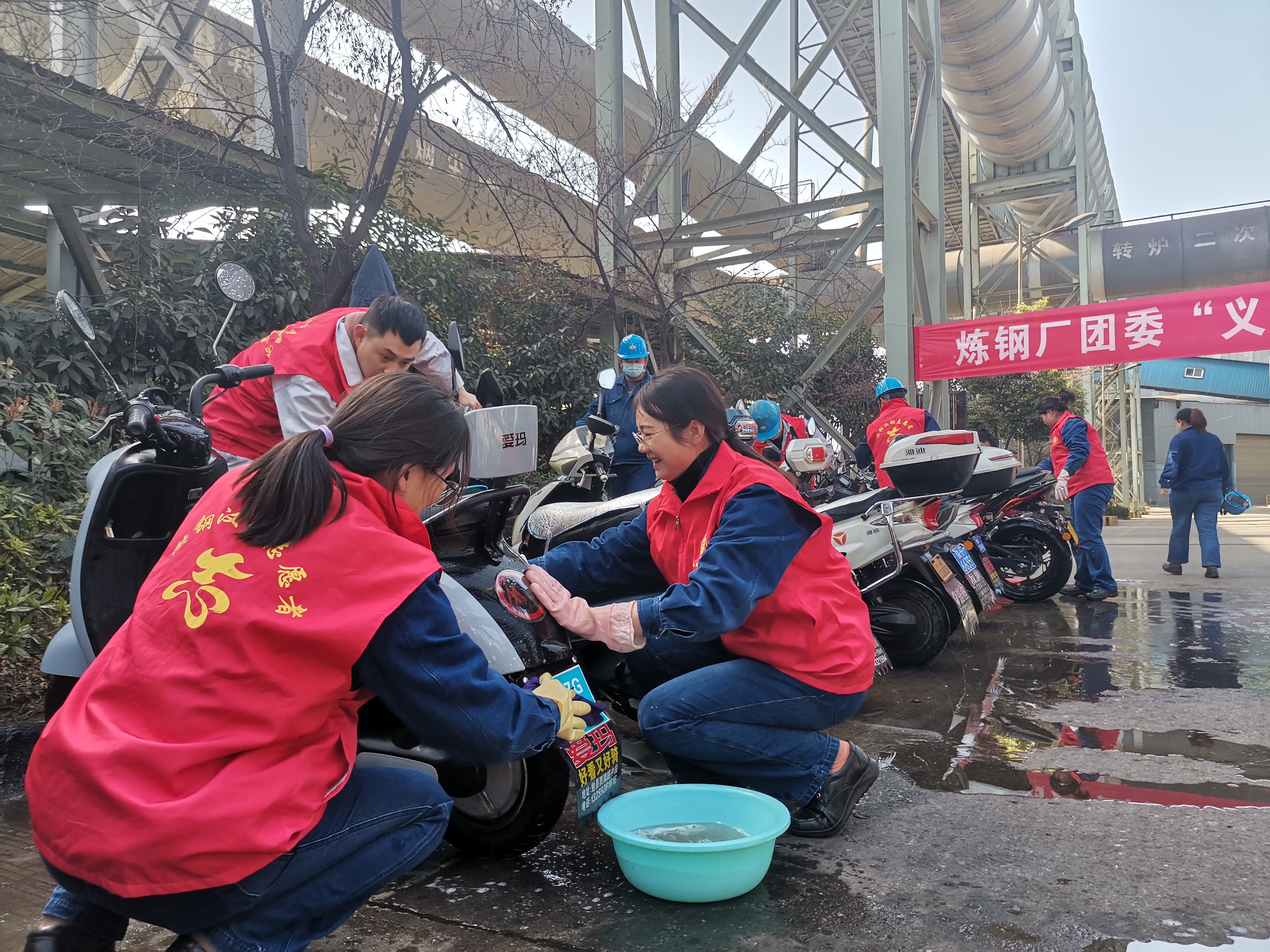義務(wù)洗車煥新顏，美麗出行樹新風(fēng) ——煉鋼廠團(tuán)委組織開展“義務(wù)洗車，環(huán)保出行”學(xué)雷鋒志愿者活動