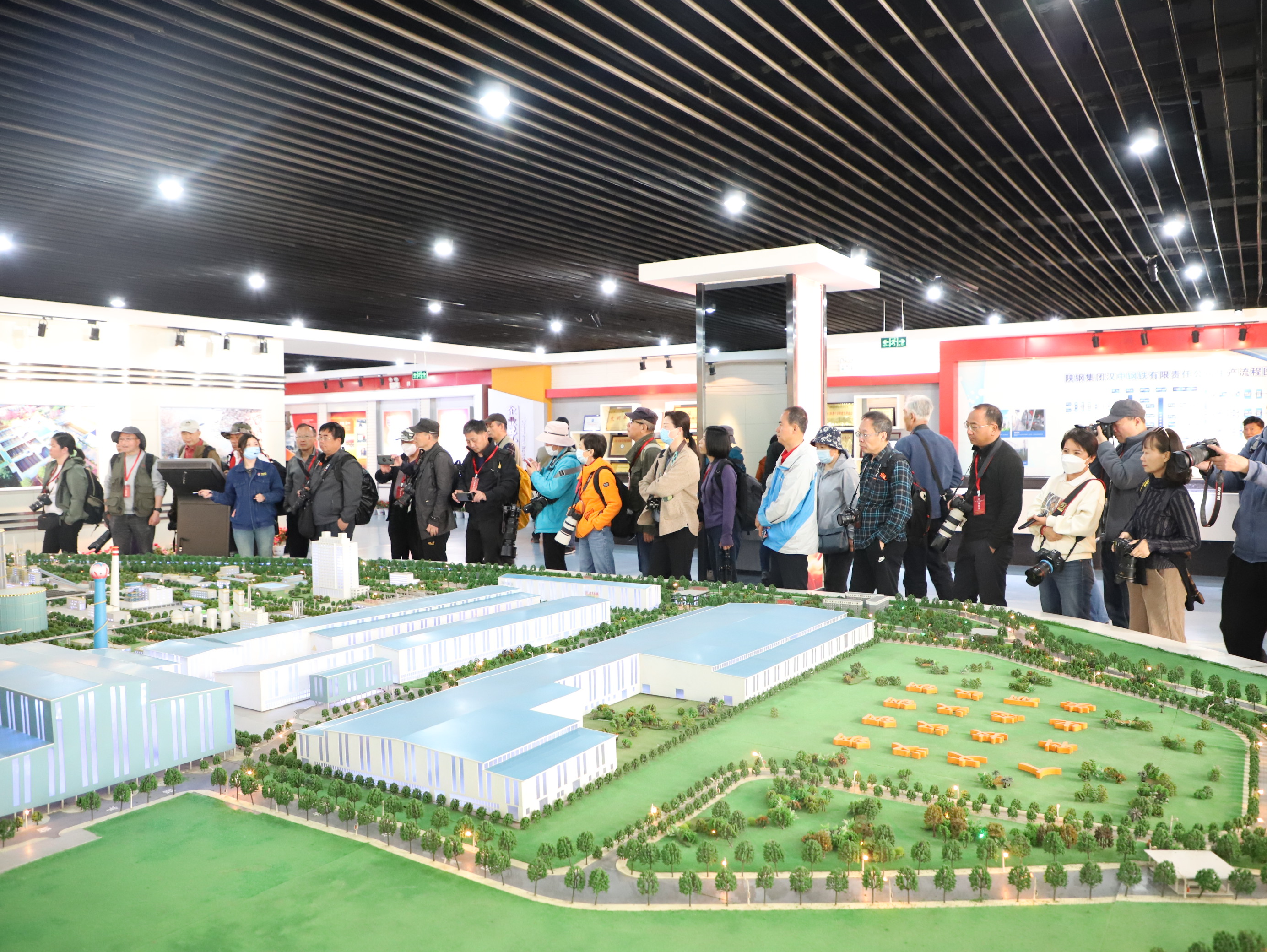 第九屆全國職工攝影展?jié)h中采風(fēng)團(tuán)到公司開展企業(yè)采風(fēng)活動(dòng)