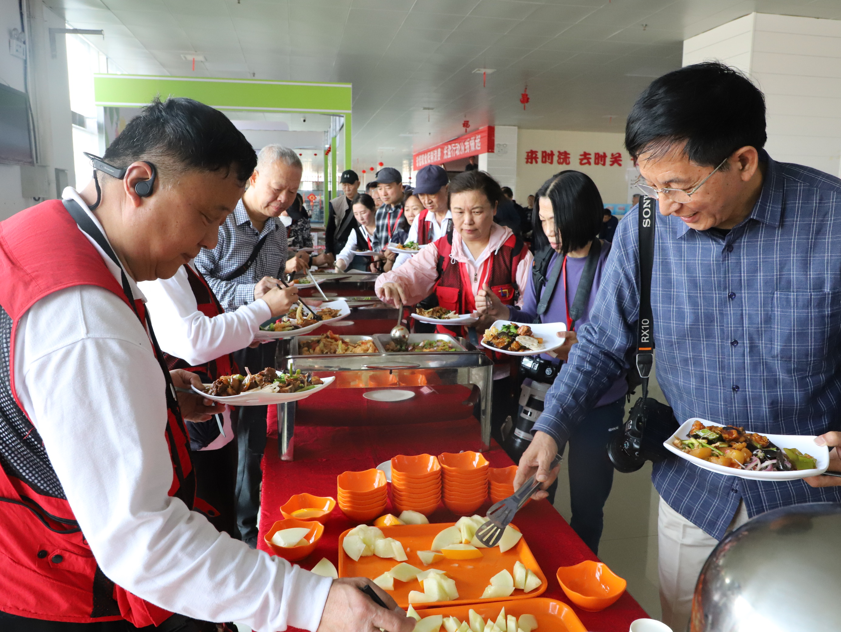 第九屆全國職工攝影展?jié)h中采風(fēng)團(tuán)到公司開展企業(yè)采風(fēng)活動(dòng)