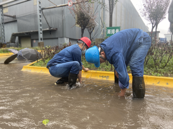 原來，奔跑在雨中的他叫劉曉濱