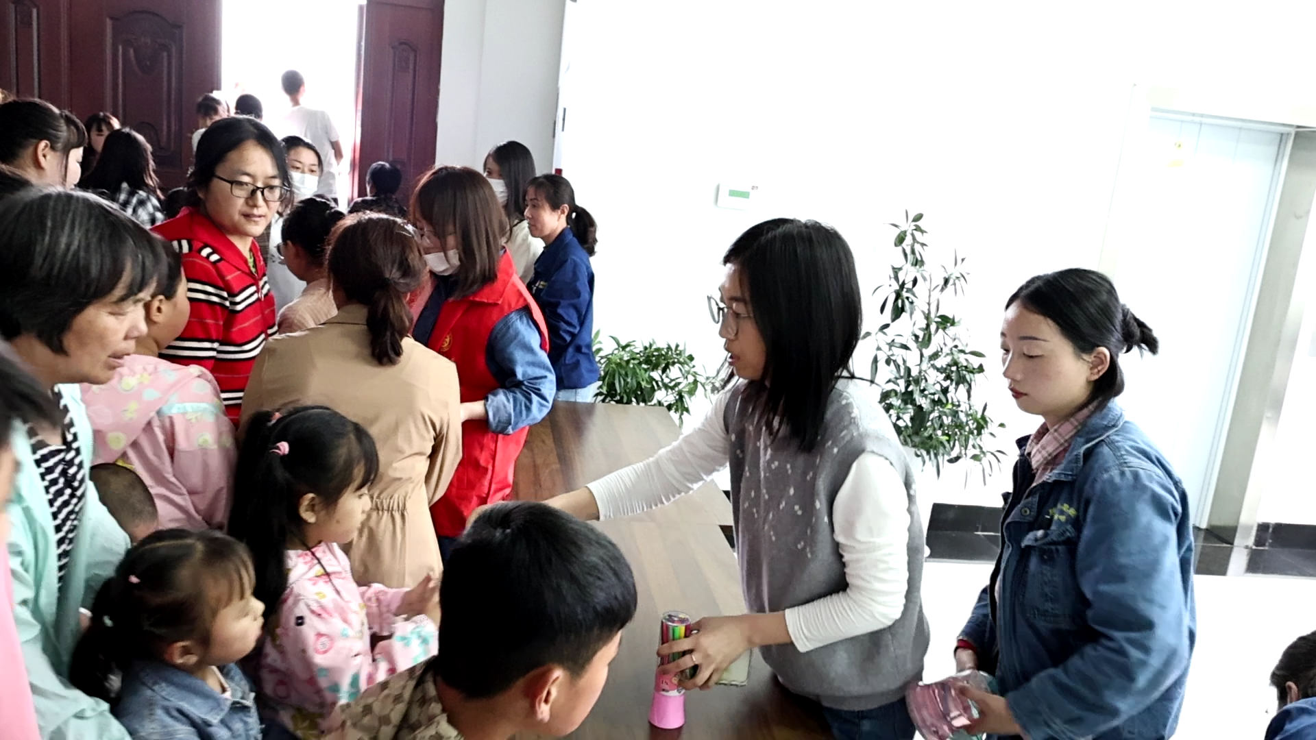 現(xiàn)場超歡樂！ 公司舉辦“童心筑夢 歡度六一”親子觀影主題活動