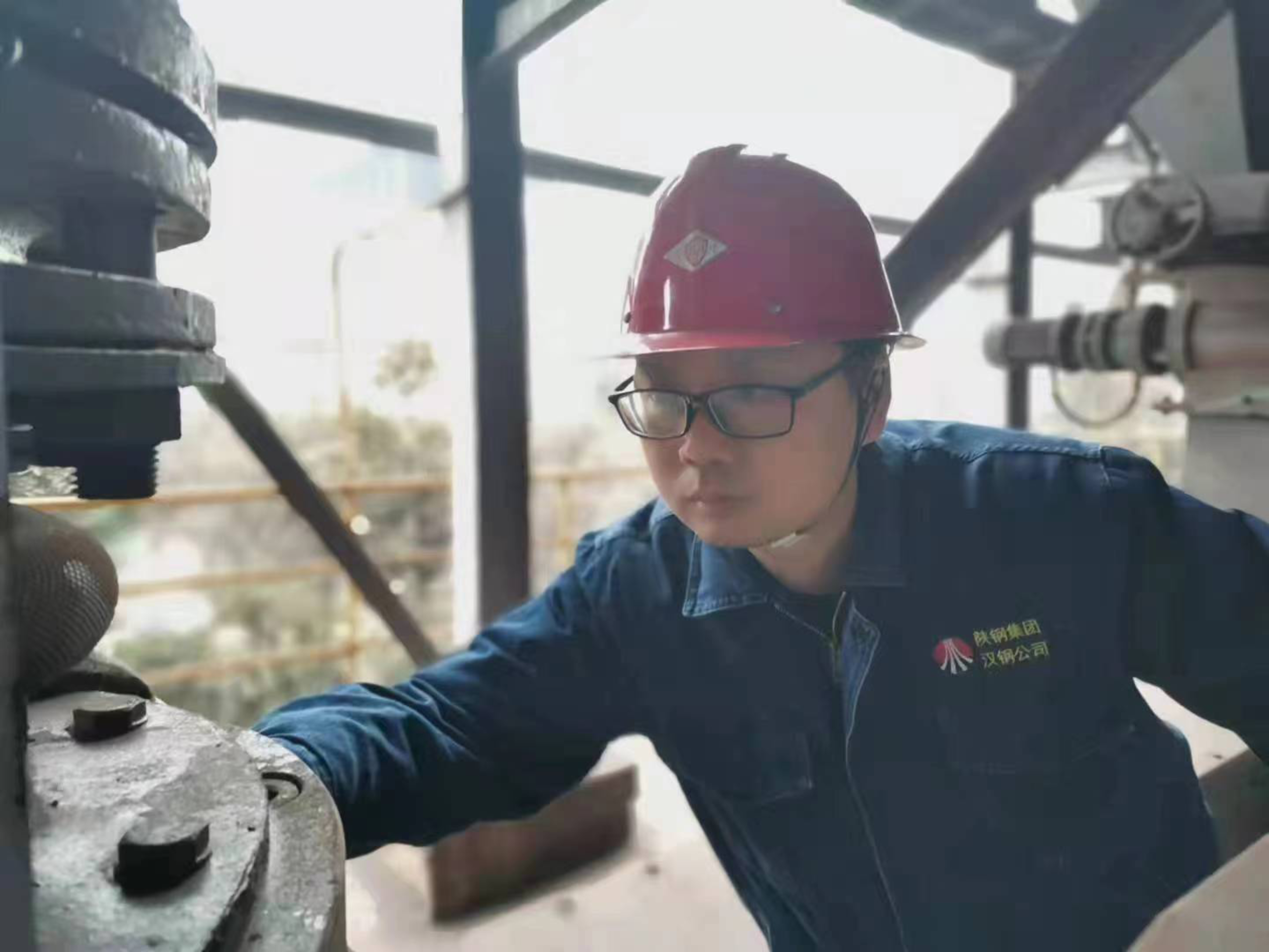“穩(wěn)定順行”背后的無(wú)名英雄-----記漢鋼公司2021-2022年度“勞動(dòng)模范”胡剛