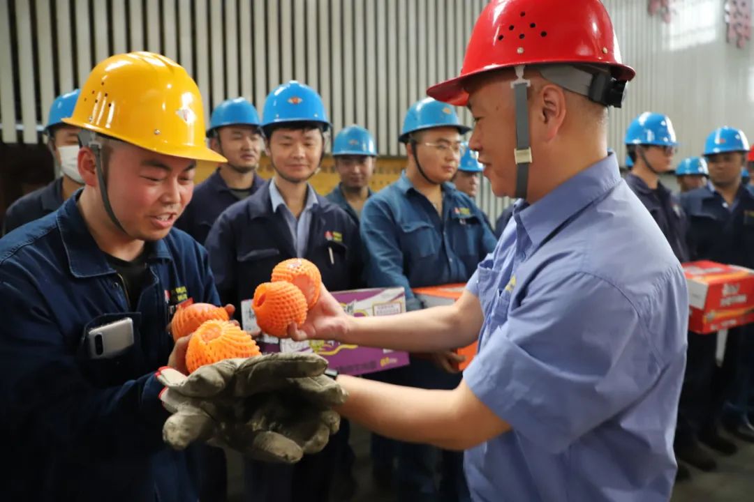 謝巍深入1#高爐檢修現(xiàn)場(chǎng)慰問(wèn)干部職工