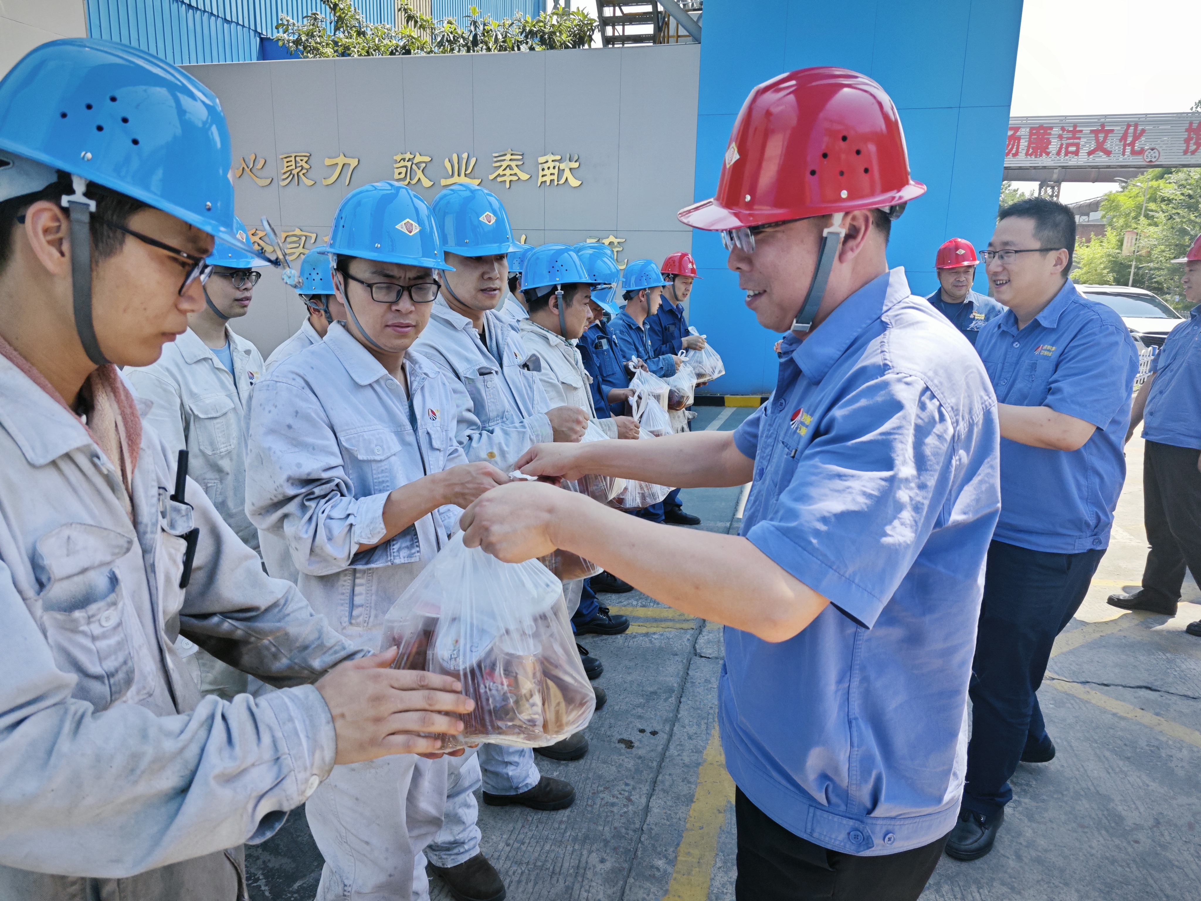 清涼送一線 關(guān)懷暖人心