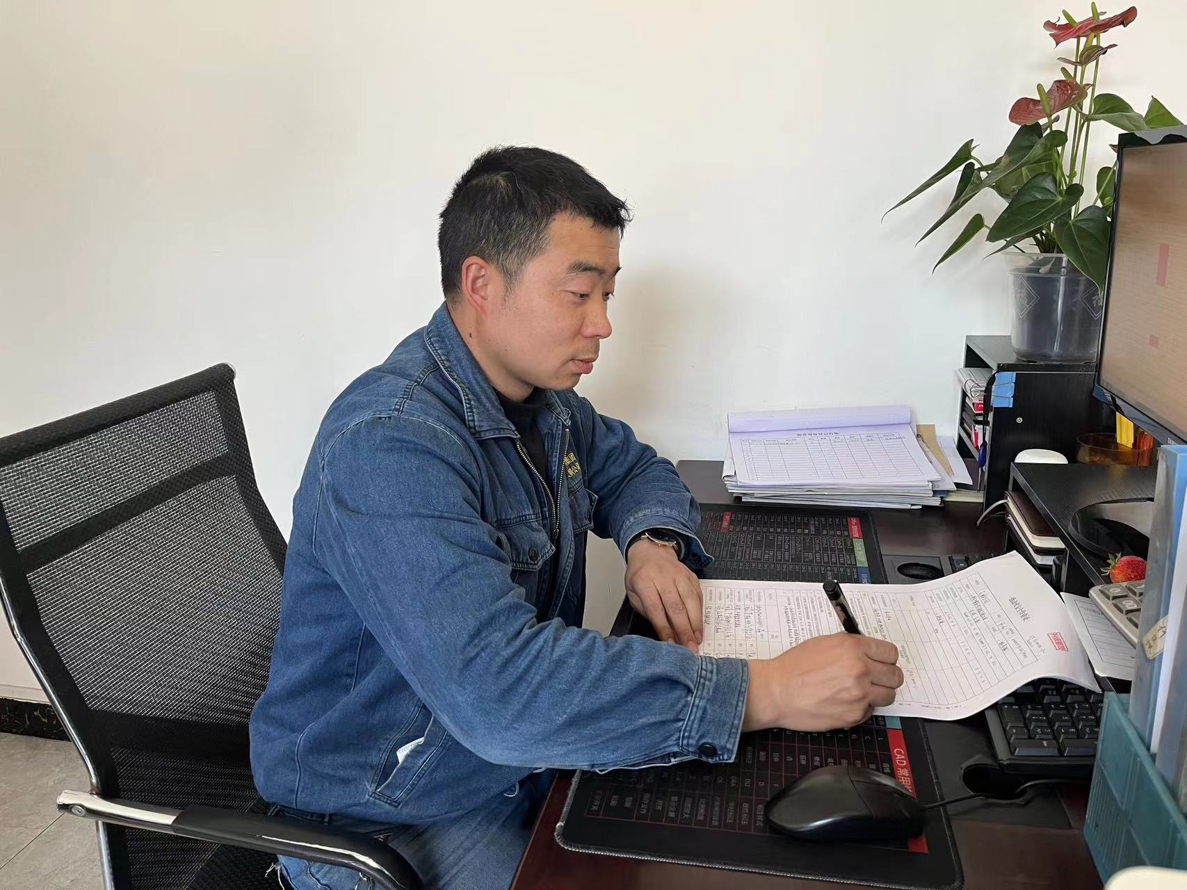 將“青春詩行”寫在十里鋼城最需要的地方
