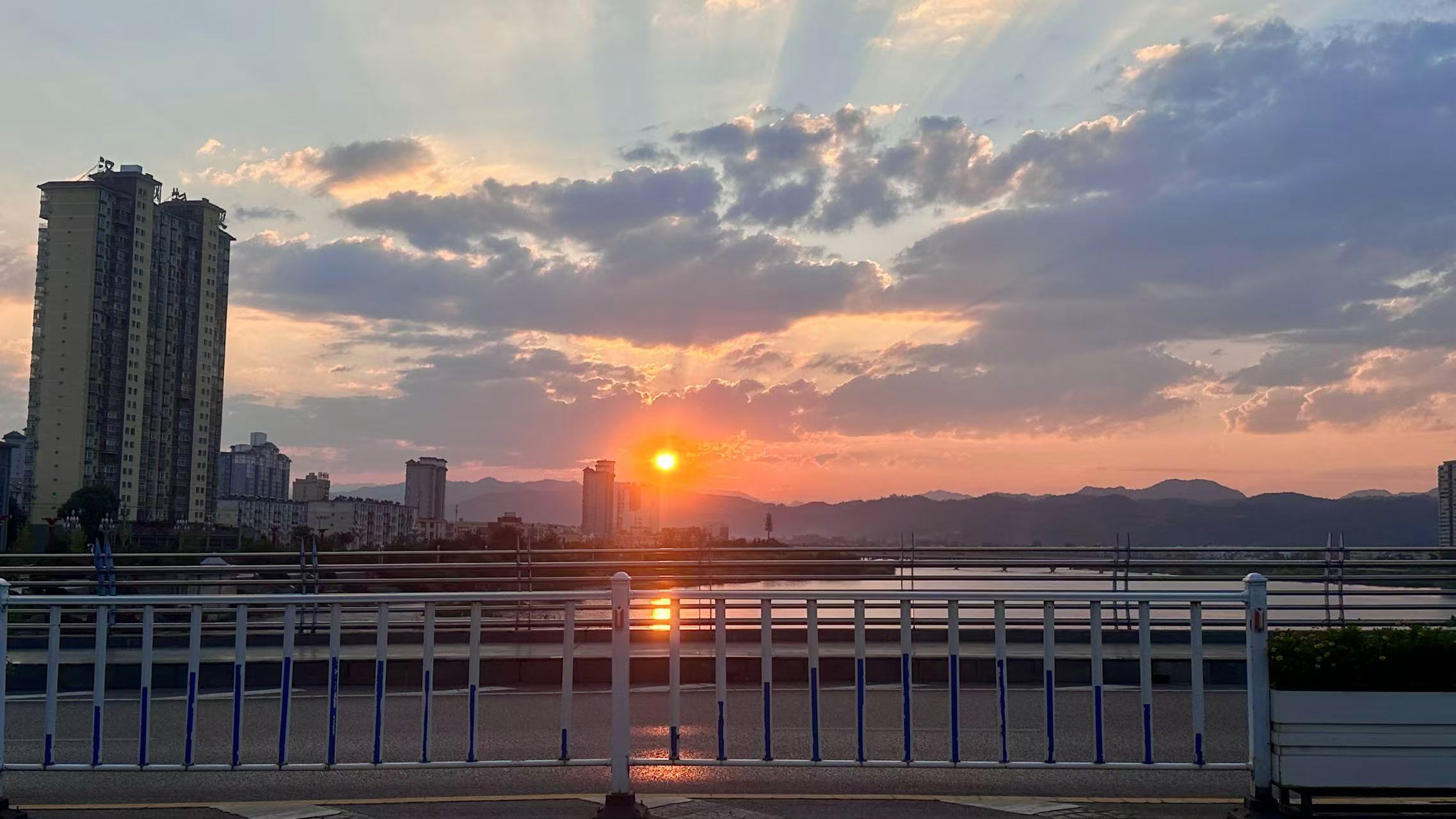 暮色下的小城