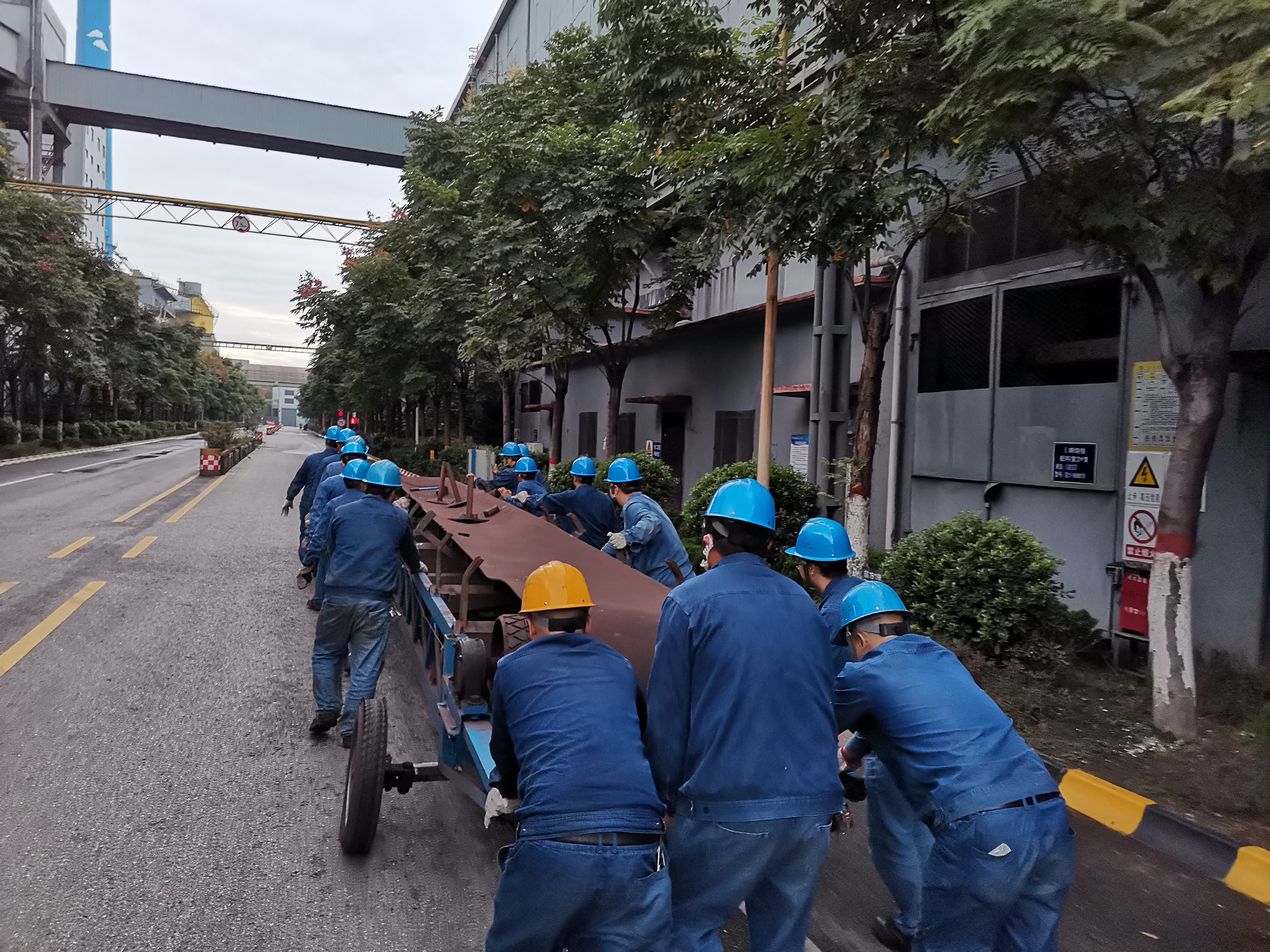 冬日漢鋼勁，火熱情懷濃