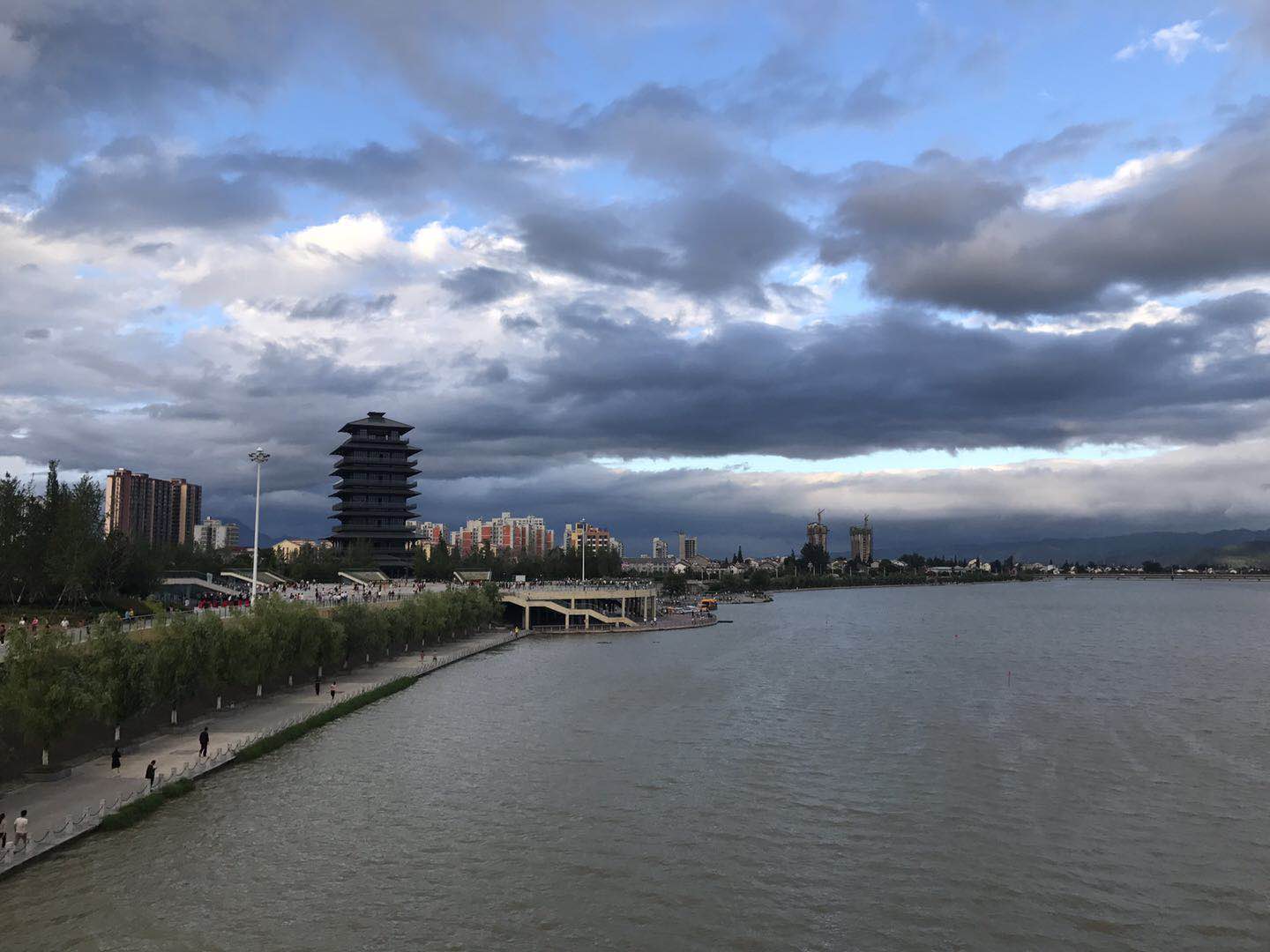 【鋼城文苑】涼風(fēng)習(xí)習(xí)，盛夏依舊