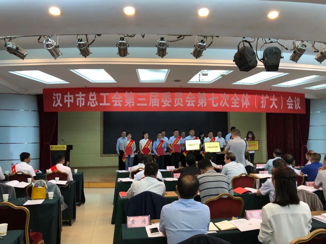 【先進(jìn)典型】漢鋼公司員工榮獲2020年漢中市“最美職工家庭”稱號