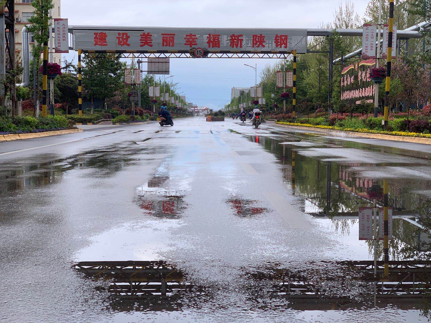 【鋼城文苑】一場雨一絲憂傷