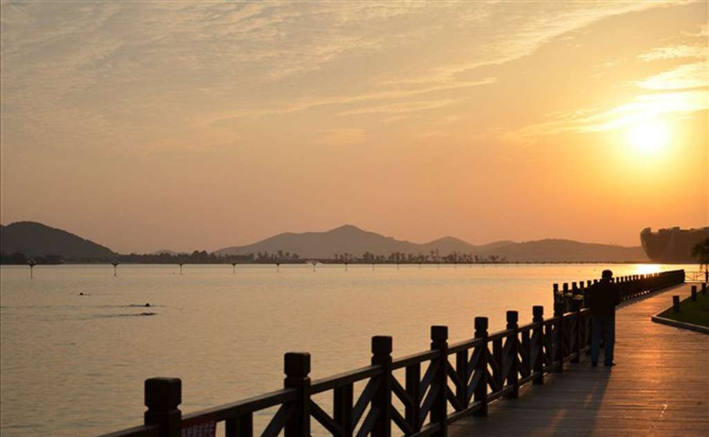【鋼城文苑】憶夏，是五彩的